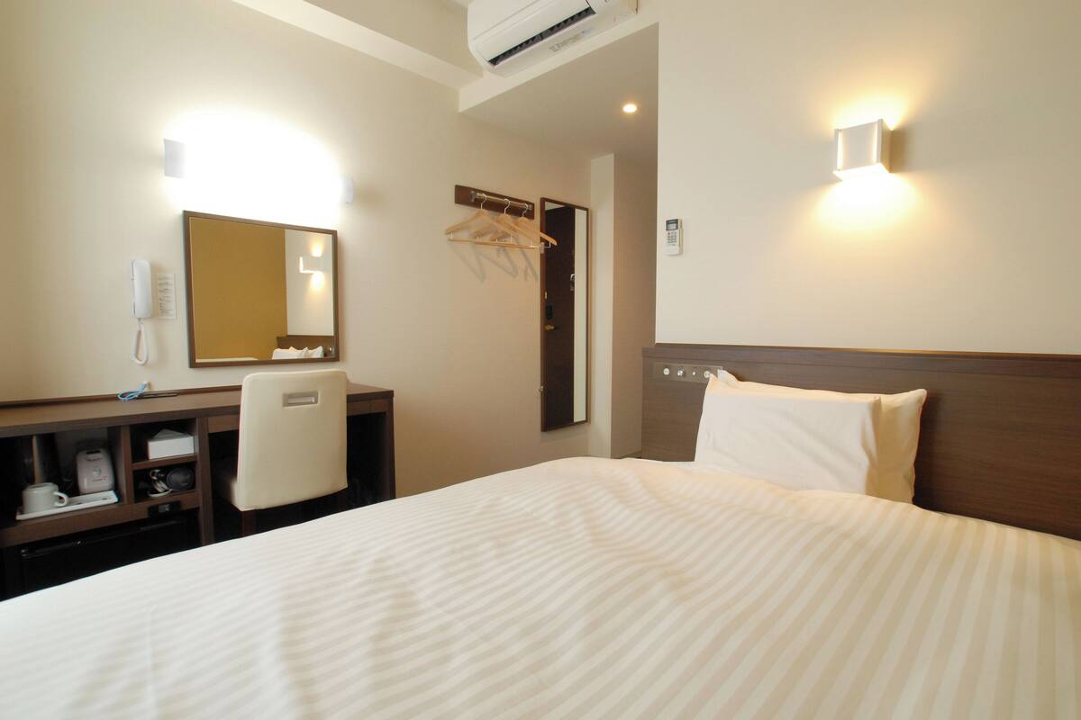 Selimut bulu angsa, meja kerja, tirai kedap cahaya, dan kedap suara