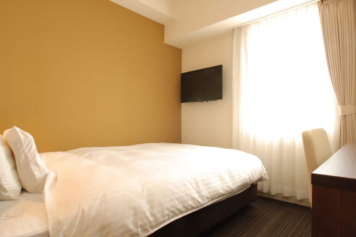 Down duvets, desk, blackout curtains, soundproofing