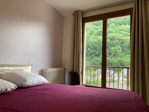 2 bedrooms, iron/ironing board, free WiFi, wheelchair access