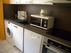 Frigorifero, microonde, forno, piano cottura