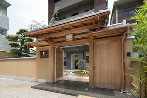 A traditional Japanese entrance with wooden gates and a sign reading "JISCO". - RESI STAY JISCO HOTEL KYOTO GOSHONISHI  (Kyoto)