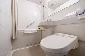 Duschwanne, kostenlose Toilettenartikel, Haartrockner, Hausschuhe