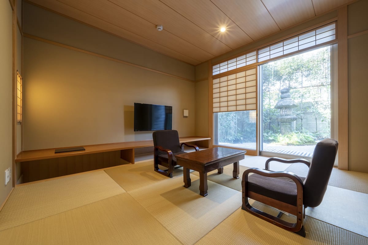 Kamer, niet-roken (Suite room with Japanese Style Room) | Een strijkplank/strijkijzer, gratis wifi, beddengoed