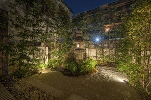 Huone, tupakointi kielletty (Suite room with Japanese Style Room) | Silitysrauta/-lauta, ilmainen Wi-Fi, vuodevaatteet