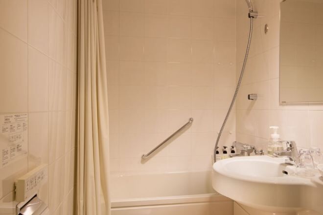 Bathroom | Combined shower/tub, free toiletries, hair dryer, slippers