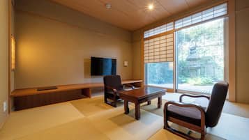 Suite room with Japanese Style Room | Iron/ironing board, free WiFi, bed sheets