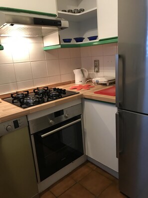 Réfrigérateur, four à micro-ondes, un four, surface de cuisson