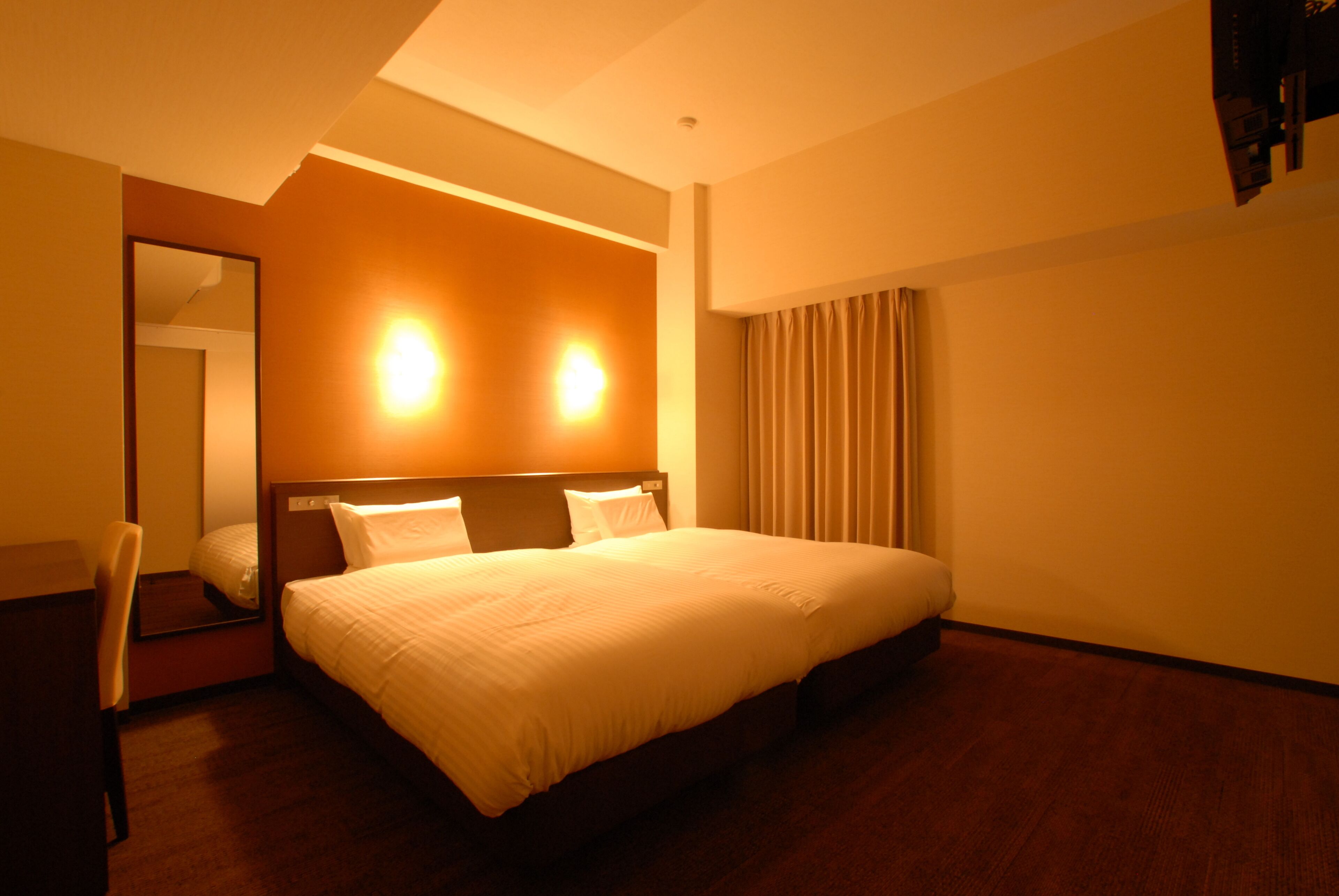 Escritorio, espacio para trabajar con laptop y insonorización 