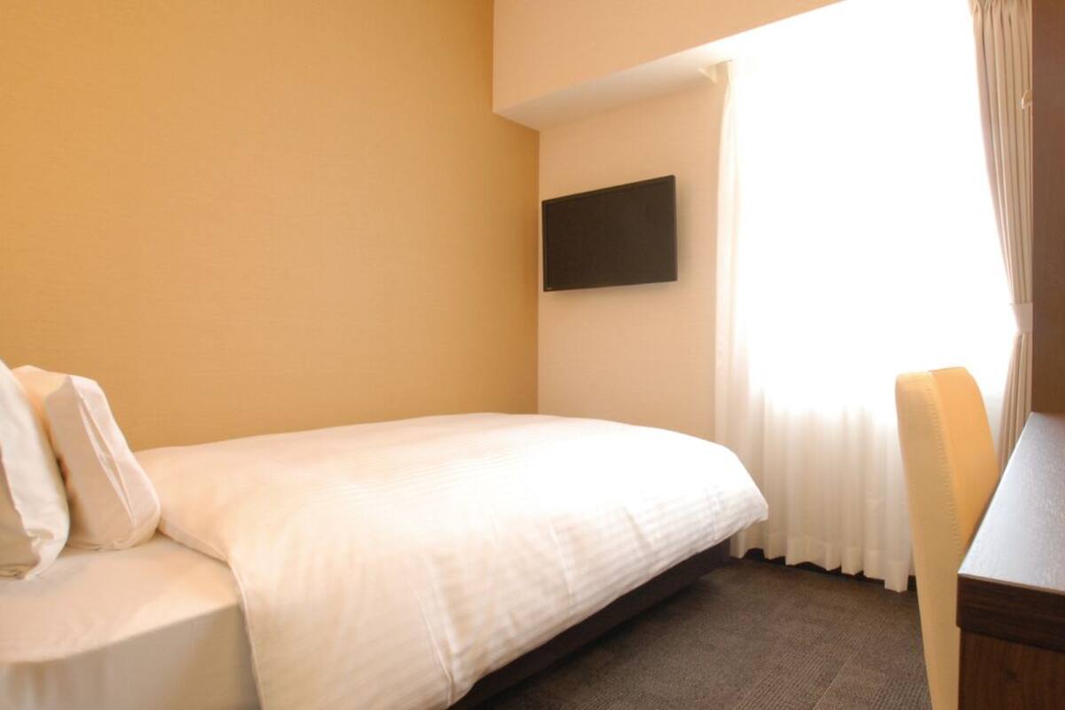 Desk, laptop workspace, soundproofing, WiFi (free)