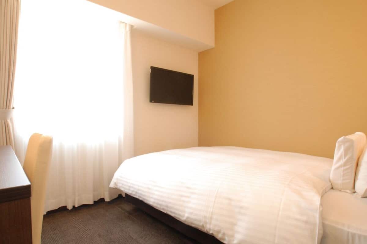 Desk, laptop workspace, soundproofing, WiFi (free)