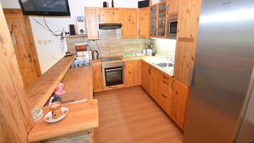 Refrigerador, microondas, placa de cocina, mesa de comedor