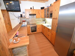 Réfrigérateur, micro-ondes, tables à manger