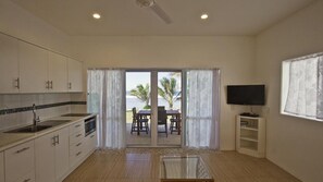 Studio, menghadap pantai (Two) | Area keluarga | TV layar datar dan pemutar DVD