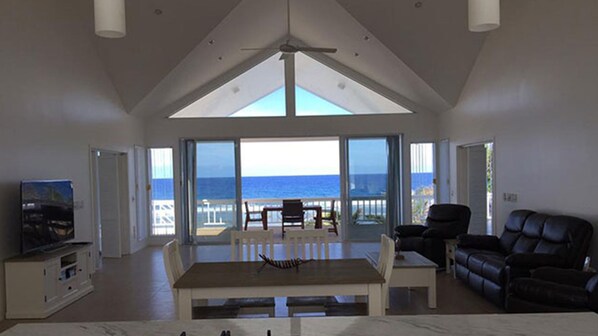 Hus, 3 soverom, ved strandkanten | Oppholdsområde | Flatskjerm-TV og DVD-spiller