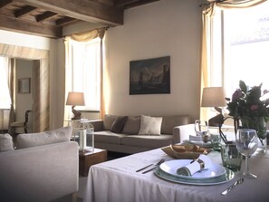 تلفزيون ذكي، مدفأة، مكتب