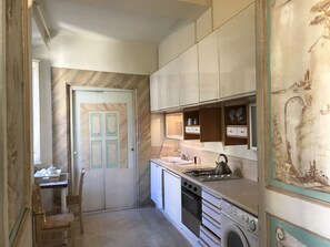 Frigorifero, microonde, forno, piano cottura