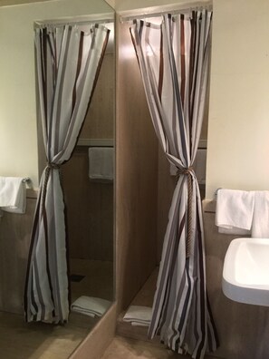 Combined shower/tub, hair dryer, bidet, towels - Rome, Historical Center, Via Giulia: unique, elegant, bright, 2 bedrooms, 2 bath (Roma)