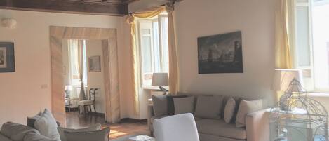 TV connectée, cheminée, espaces bureaux