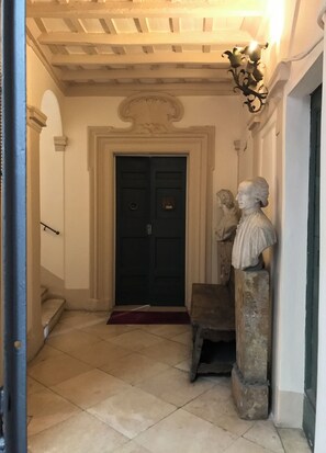 المنشأة من الداخل