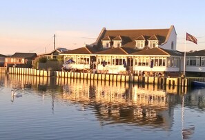 Exterior - Apartment with stunning Sea View (Bridport)