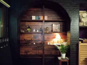 A room with a wooden bookshelf, a globe, a lamp, and a potted plant. - Guesthouse Arita (Arita)