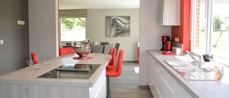 Een koelkast, een microgolfoven, een oven, een kookplaat