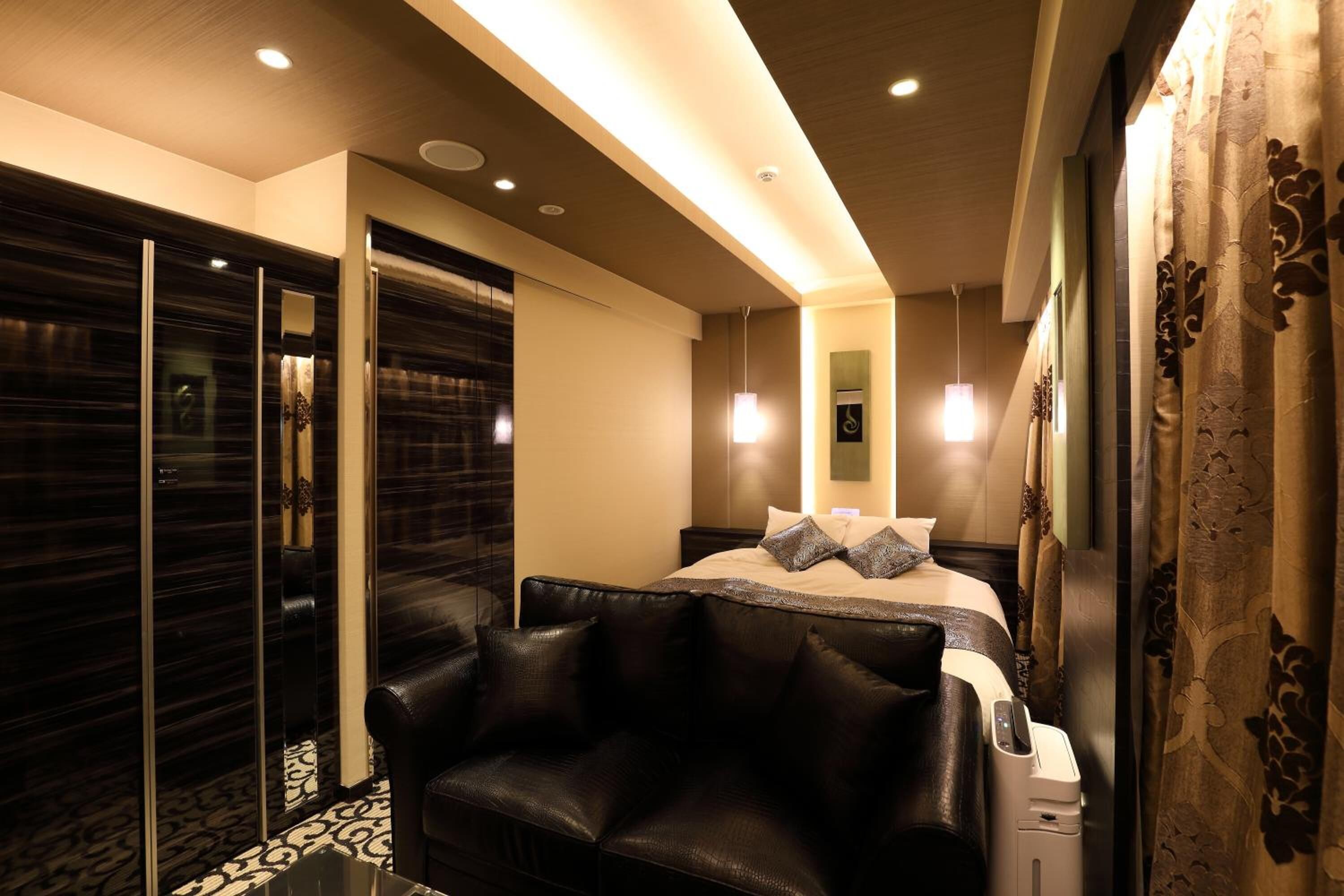 desk, blackout curtains, free wifi, bed sheets