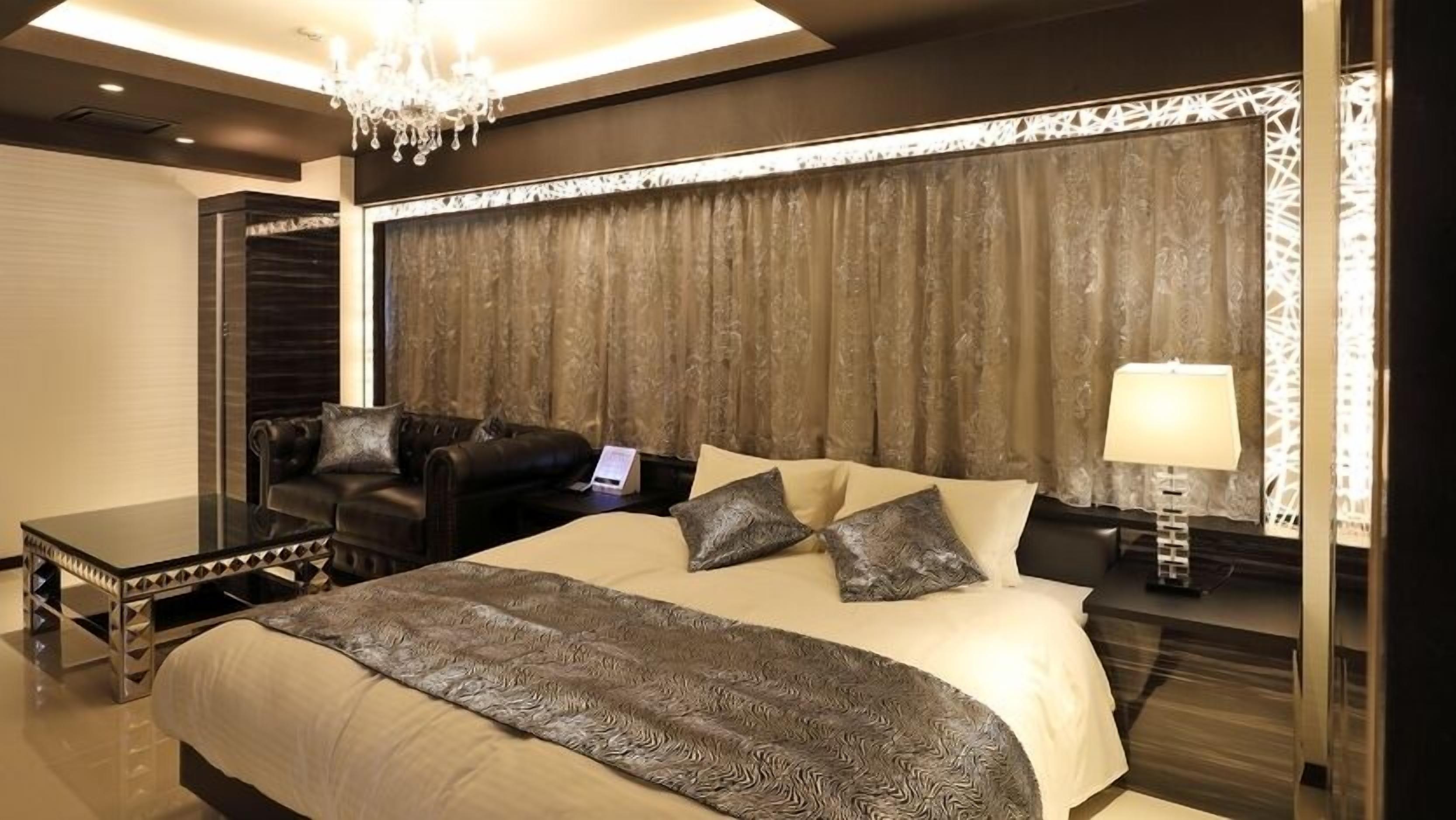 Desk, blackout drapes, free WiFi, bed sheets