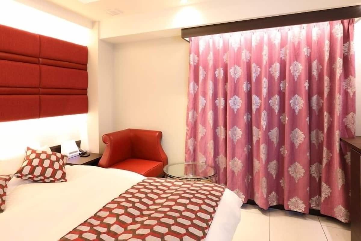 Desk, blackout curtains, free WiFi, bed sheets