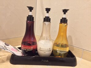 Combined shower/bathtub, free toiletries, hair dryer, slippers