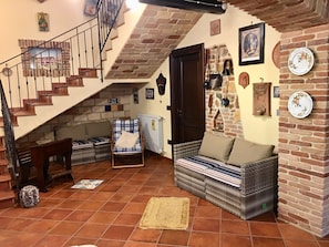 TV, caminetto, libri