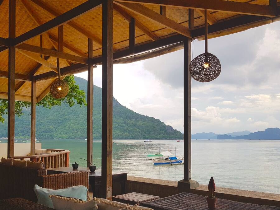 Se sirven desayunos y cocina local e internacional, con vista al mar