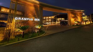 Un edificio moderno con una entrada destacada que indica "GRAMPUS SEA".