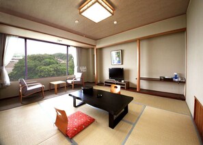 Traditional Quadruple Room | Down duvets, free WiFi, bed sheets, wheelchair access