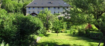 山の魅力的なアパート