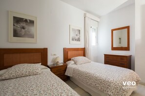 3 slaapkamers, een strijkplank/strijkijzer, gratis wifi, beddengoed