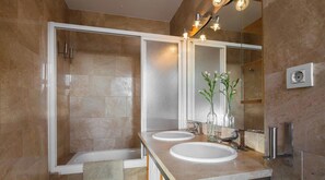 Duschwanne, Haartrockner, Bidet, Handtücher
