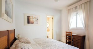 3 slaapkamers, een strijkplank/strijkijzer, gratis wifi, beddengoed