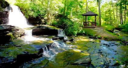 Viihtyisä hirsimökki Riverbendissä, Lake Lure, Pohjois-Carolina