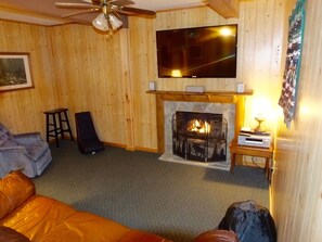Smart TV, fireplace, DVD player, table tennis - Cozy Log Cabin In Riverbend, Lake Lure North Carolina (Lake Lure)
