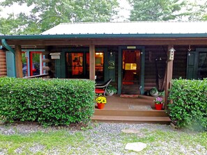 Exterior detail - Cozy Log Cabin In Riverbend, Lake Lure North Carolina (Lake Lure)