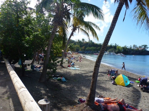 BOUILLANTE Plage de Malendure house opposite Réserve Cousteau
