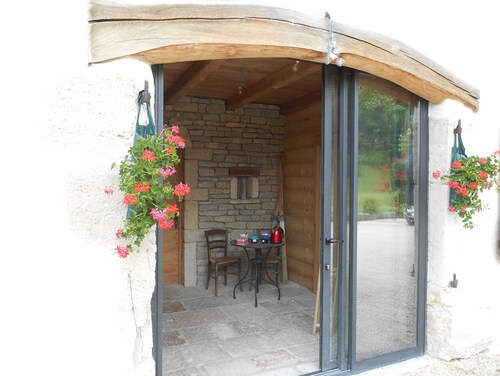 Calme et espace pour cette magnifique ferme rénovée avec cheminée.