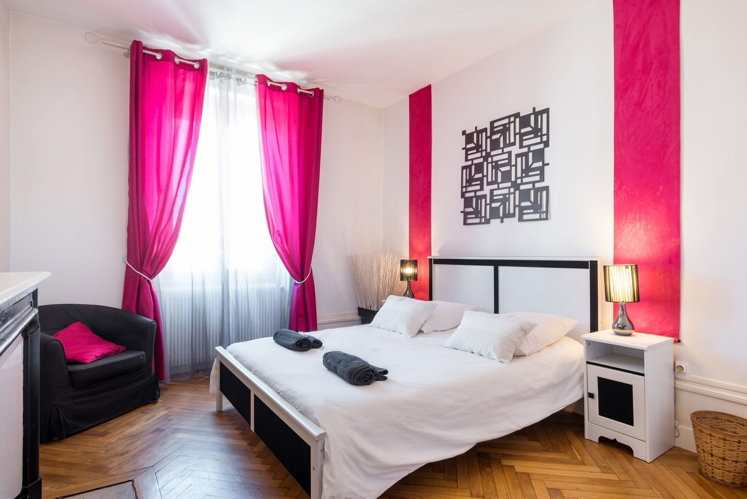 3 camere, una scrivania, ferro/asse da stiro, culla da viaggio