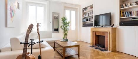 Fernseher, Kamin, Videospielkonsole, DVD-Player