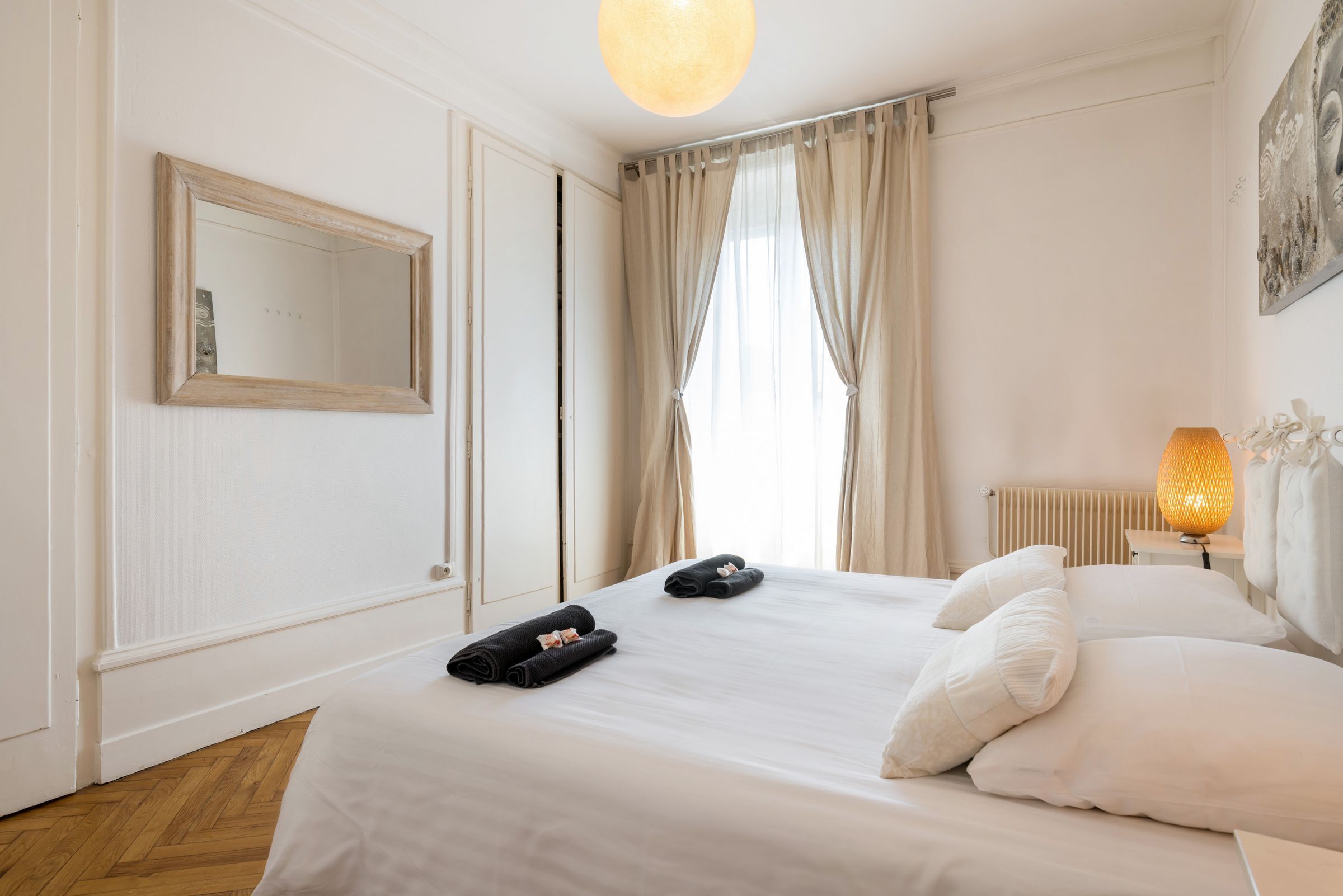 3 soverom, skrivebord, strykejern/-brett og reiseseng for barn