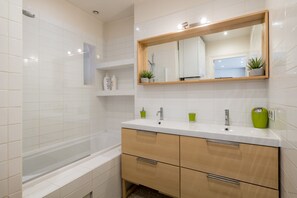 Ensemble douche/baignoire, sèche-cheveux, serviettes fournies, savon