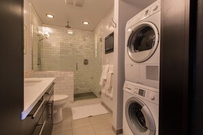 Haartrockner, Handtücher, Seife, Toilettenpapier