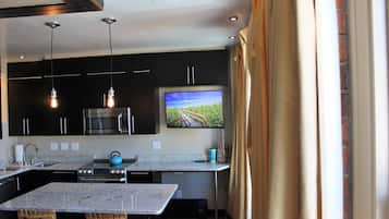 Refrigerador con freezer, microondas, horno, placa de cocina