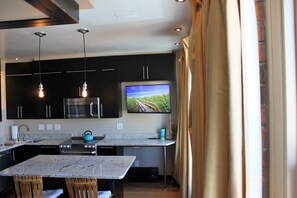 Full-sized fridge, microwave, oven, stovetop